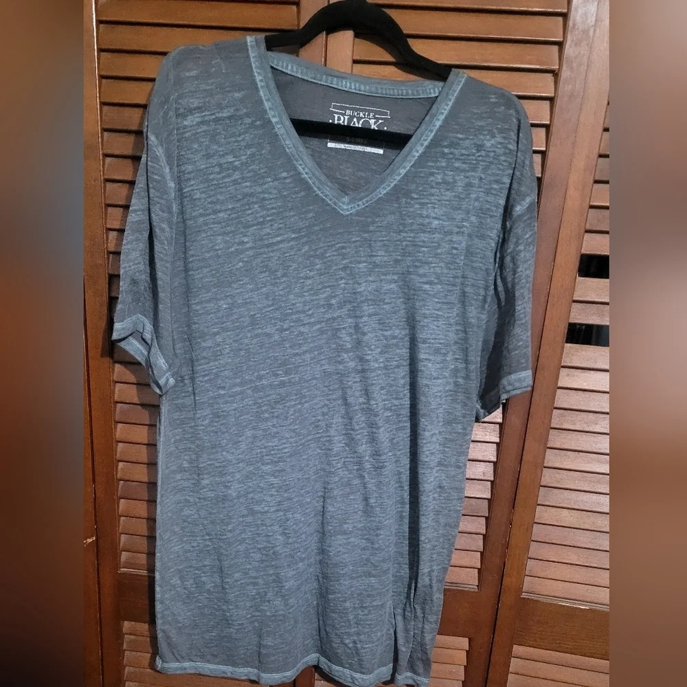 Mens Buckle Black V-neck Tshirt. Gray With Heather Pattern. Size XL - Picture 2 of 10